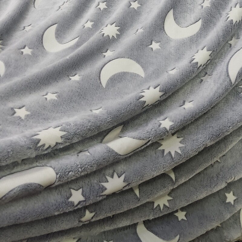 پتو شبرنگ دورویه ابریشمی ، پتو شبتاب ، پتو شبرنگ طوسی ، پتو شبرنگ مدل ماه و ستاره طوسی