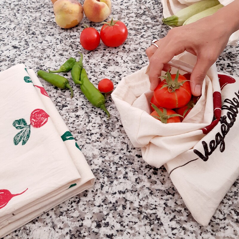 کیسه سبزی و میوه جمع شونده.نقاشی روی پارچه