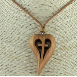 گردنبند چوبی صلیب قلبی با چوب اقاقیا
