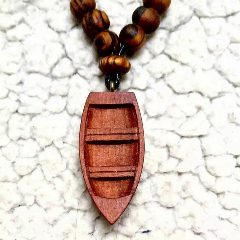 گردنبند چوبی قایق با چوب زیبای عناب