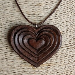 گردنبند چوبی قلب با چوب گردو دستساز