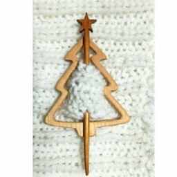 سنجاق سینه چوبی  درخت کریسمس با چوب اقاقیا و انار
