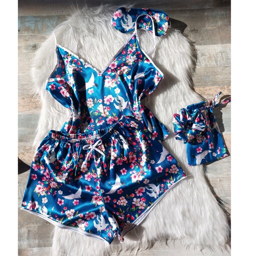 لباس خواب تاپ وشلوارک ساتن طرح گل زمینه آبی همراه با اسکرانچی از سایز s تا xxxl