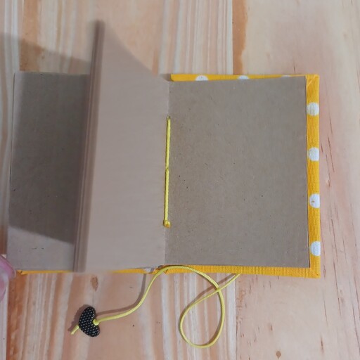 دفتر دستساز پارچه ای زرد خالدار، جنس کاغذ کرافت بدون خط، 40 برگ