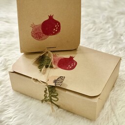 جعبه کرافت  محکم و باکیفیت 18در25 در7 سانتی متر برای پک های هدیه و آرایشی بهداشتی  با مهر انار برای هدیه های یلدایی
