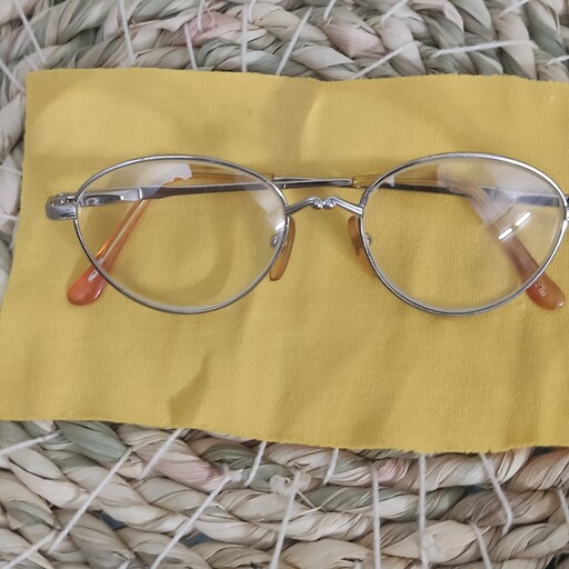 عینک زنانه تمام فلزی زیبا دسته فنری و مقاوم طراحی ظریف  سبک و انعطاف پذیر دید بهتر استایل بهتر اعتماد به نفس بیشتر با ما