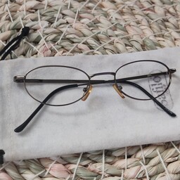 جذابیت و شیکی در یکجا با عینک تمام فلزی زنانه با طراحی شیک و ساده این عینک با جنس فوق العاده کیفیت عالی خاص چشمان شما ست