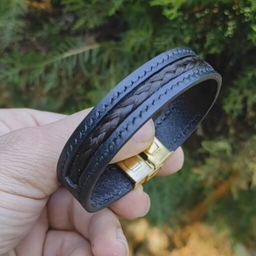 دستبند چرم زلف یار از چرم طبیعی ساخته شده دولایه قفل دستبند استیل هستش قابل سفارش در رنگهای دلخواه 