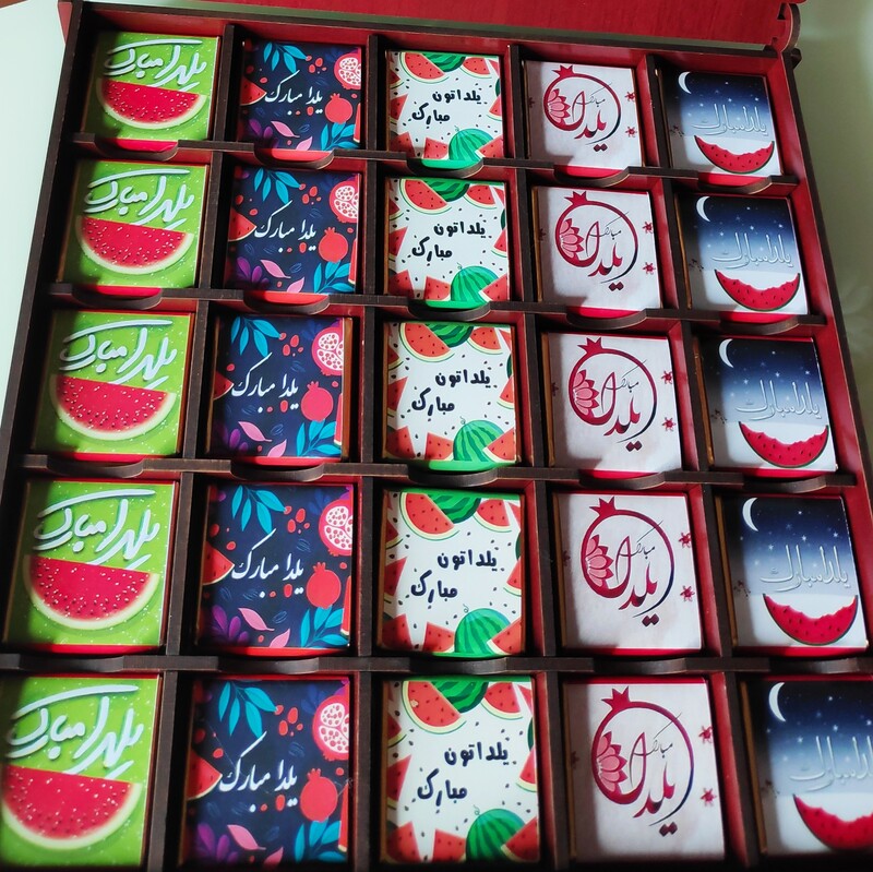باکس هدیه  شامل 25 عدد شکلات کاکائو با   طراحی و چاپ رایگان (عکس و ایده مشتری)
