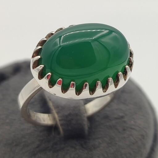 انگشتر نقره دستساز با عقیق سبز خوشرنگ، هم مردانه هم زنانه 