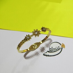 دستبند تک پوش  فنری باز شونده ظریف و زیبا  استیل درجه یک روکش طلا  با پلاک 3 گل 