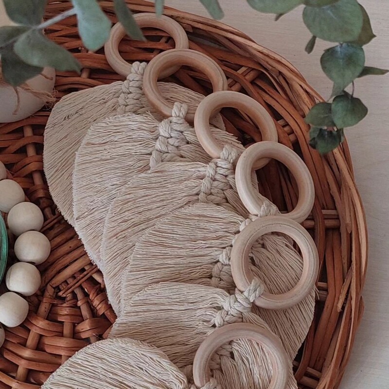 حلقه دستمال سفره طرح برگ دستساز با نخ مکرومه شیری طول هر برگ تقریبا 15 سانت متصل به حلقه ی چوبی