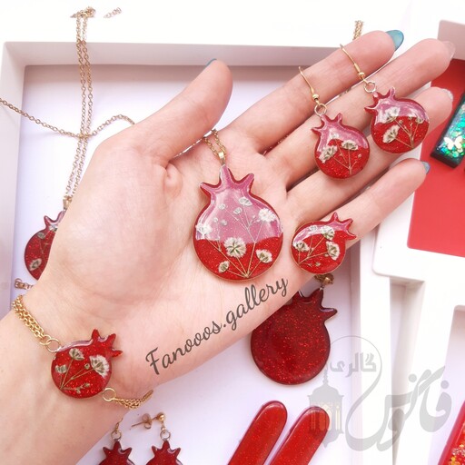 گردنبند دستبند گوشواره و انگشتر انار اکلیلی قرمز با گل عروس مناسب یلدا