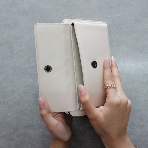 کیف پاسپورتی دوشی زنانه چرم صنعتی مدل شنل (داخل  جاکارتی دارد و جلو جیب دکمه مگنتی) 