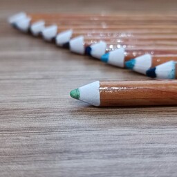 مداد آرایشی سبز سیر روشن صدفی طبیعی برند Younew با 4قابلیت خط لب،سایه،مداد ابرو و مداد چشم دستساز و فاقد ترکیب شیمیایی

