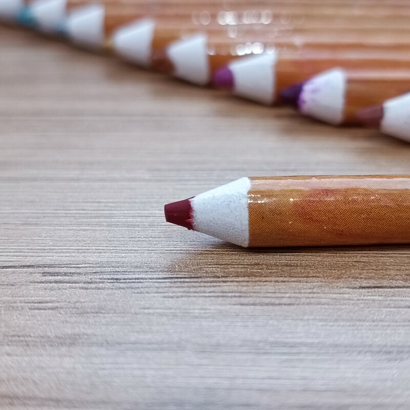 مداد آرایشی قرمز طبیعی برند Younew با 4 قابلیت خط لب، سایه، مداد ابرو و مداد چشم (دستساز و فاقد ترکیبات شیمیایی)

