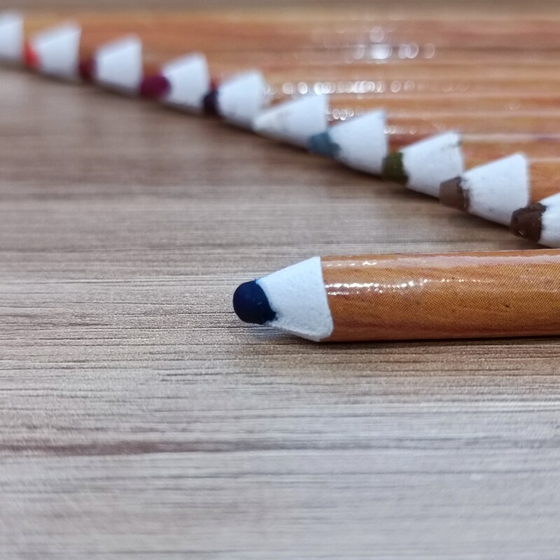 مداد آرایشی آبی تیره طبیعی برند Younew با 4 قابلیت خط لب، سایه، مداد ابرو و مداد چشم (دستساز و فاقد ترکیبات شیمیایی)

