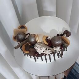 کیک تولد خامه ای . باتریینات متنوع شکلات و تاپر و عروسک های فوندانتی
