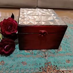 جعبه جواهر چوبی کارشده با اینه رنگ زمینه قرمز تیره