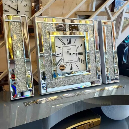 ساعت دیواری آینه ای مربع آکیا به همراه دو عدد گوشواره  رنگ نقره ای