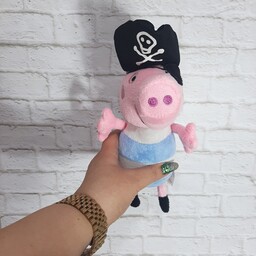 عروسک جرج از مجموعه اموزشی پپاپیک. با کلاه دزد دریایی و چشم بند و لباس طرح ملوانی . قابل شستشو . 