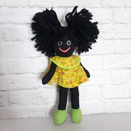 عروسک پارچه ای دختر سیاه پوست بسیار زیبا و با کیفیت با موهای کاموایی اجزای صورتش گلدوزی شده قابل شستشو ست.