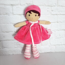 عروسک پارچه ای دختر بسیار زیبا با لباس و جوراب مخملی اجزای صورتش گلدوزی شده ساخت برند فوق العاده معتبری هست 