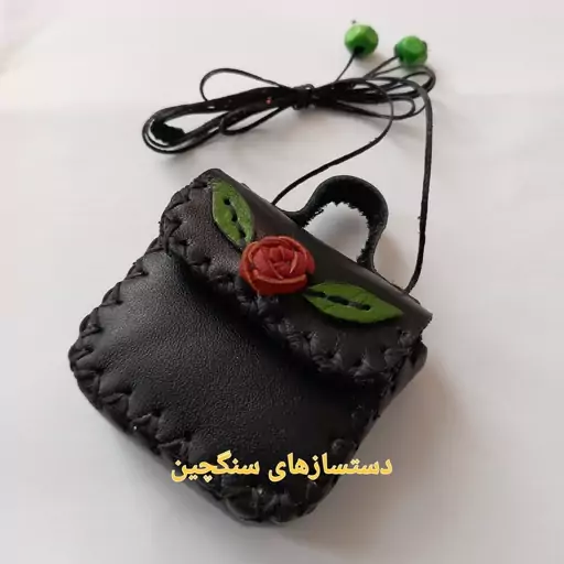 کیف دعا چرم طبیعی با گل چرمی جادعایی جا حرزی گردن آویز چرم طبیعی طرح گل دست دوز