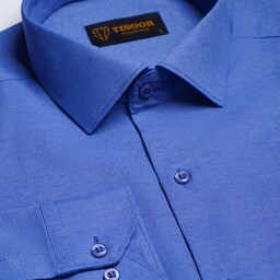 پیراهن مردانه خوش اتو پارچه فلورا ایرانی رنگ آبی تیره برند tisoor مدل جودون دوخت صنعتی برش کلاسیک تک جیب سایز بندی Mتا .