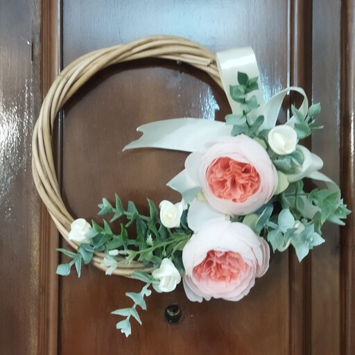 حلقه گل  پشت دری زیبا