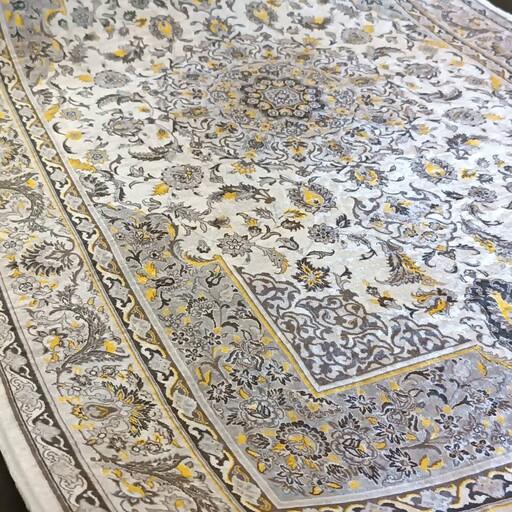 فرش چاپی  طرح سنتی سایز  یک در یک و نیم شیک سبک و مقرون به صرفه این طرح مناسب برای اتاق نشیمن، پذیرایی و خواب 