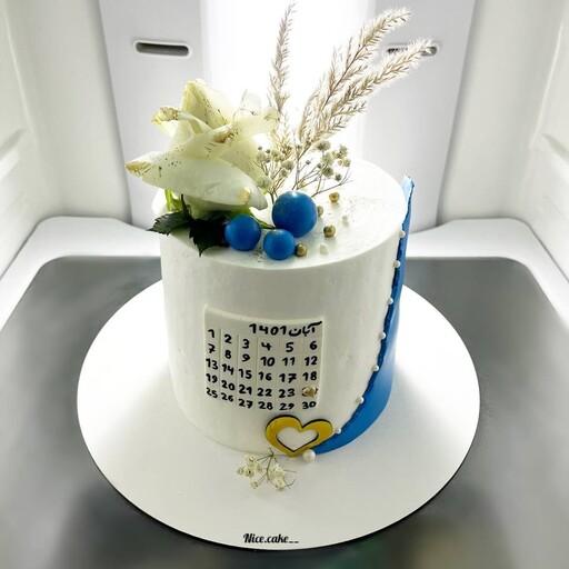 کیک تولد با دیزاین گل طبیعی