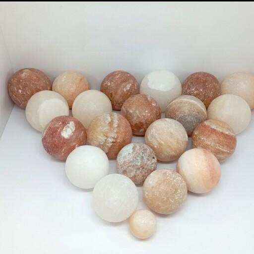 گوی ماساژ نمکی آرتا باقطر 6سانت توجه کنید با توجه به ماهیت سنگ نمک ها رگه های هر سنگ با سنگ دیگر متفاوت خواهد بود .