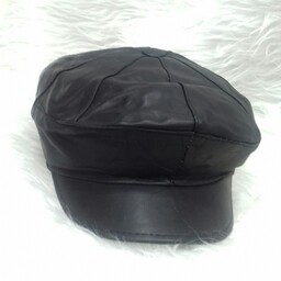 کلاه فرانسوی چرم طبیعی رنگ های مشکی و سورمه ای  کلاه فری سایز میباشد 