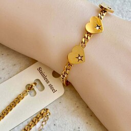 دستبند استیل زنجیر کارتیر تخت با پلاکهای قلب طلایی