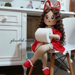 عروسک رولی با موهای فرفری لباس قرمز جذاب