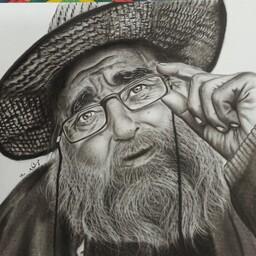 نقاشی سیاه قلم هایپر رئال  از چهره پیرمرد زحمتکش 