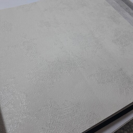 کاغذ دیواری سفید شیری طرح پتینه محو شاین دار، pvc وارداتی 100درصد قابل شستشو کد573