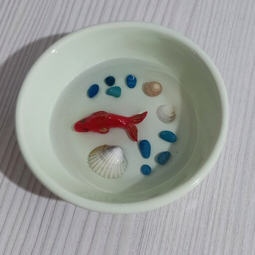 حوض ماهی رزینی با پیاله هایی با رنگهای مختلف برای استفاده در سفره هفت سین 