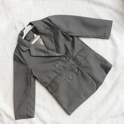 کت های تک پسرانه پشت چاپ تن خور خیلی زیبا چهار دکمه در سایز های مختلف از 5 سال تا 9 سال 