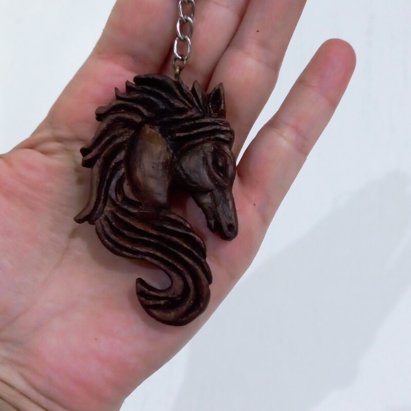 سر کلیدی دستساز چوبی طرح اسب با رنگ طبیعی چوب گردو در وزن 200 گرم و رنگ قهوایی در اندازه 7در5