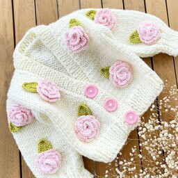 ژاکت یقه هفت دستبافت با تزئین گل رز - از نوزادی تا دو سال