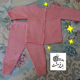 ست نوزادی دخترانه بافتنی دستبافت شامل ژاکت شلوار و پاپوش سایز شش تا نه ماه