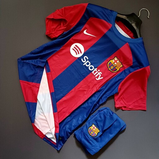 پیراهن اول بارسلونا 2023،24 به همراه شورت مدل هواداری

