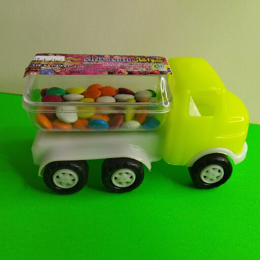 کامیون اسباب بازی پلاستیکی  همراه با اسمارتیز خوراکی 