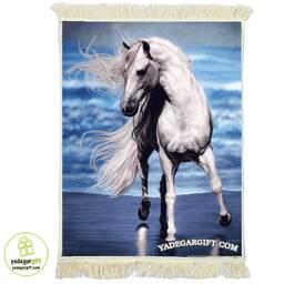 تابلو فرش ماشینی طرح حیوانات اسب سفید کنار دریا کد h8 - 70*100
