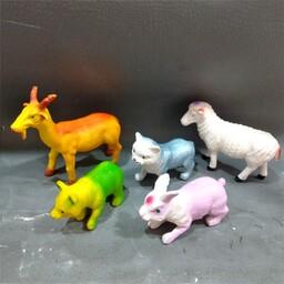 مجموعه حیوانات شامل بز کوهی ، گوسفند ، گربه ، خرگوش ، خرس