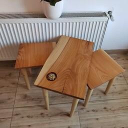 جلومبلی با عسلی از جنس چوب ازاد وپوشش نهایی با پلی اورتان، که قسمتی از میز با رزین کارشده