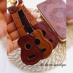 جاکلیدی طرح گیتار پک چهارتایی در سه رنگ عسلی، قهوه ای، زرشکی، مشکی