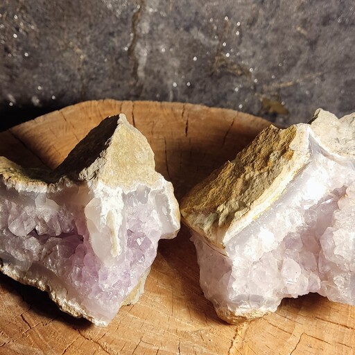 پک 2عددی سنگ آمیتیست معدنی اصل وارداتی  با بلور های درشت به رنگ بنفش سلطنتی مناسب سنگ درمانی ودکور مناسب تراش سنگ مغزدار